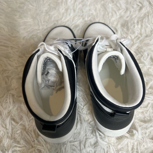 Universal Thread Women’s Paige Sneakers - Size 6 1/2 and 11 available - Picture 5 of 6